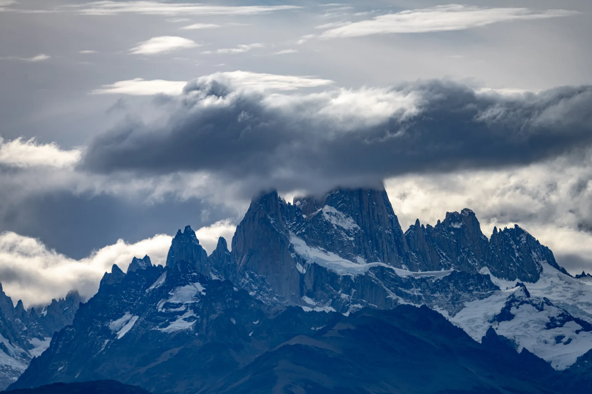 Granitowe ściany masywu Fitz Roy, którego szczyty przesłaniają chmury
